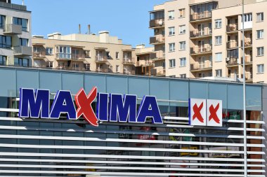 Maxima mağaza logo üstünde belgili tanımlık duvar Vilnius