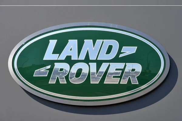 Земля Rover автомобіль логотип на стіні — стокове фото