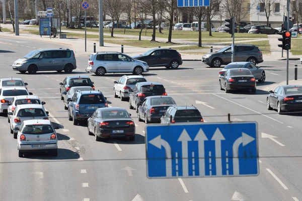 Ruchu, samochody na drodze autostrady w Wilnie — Zdjęcie stockowe