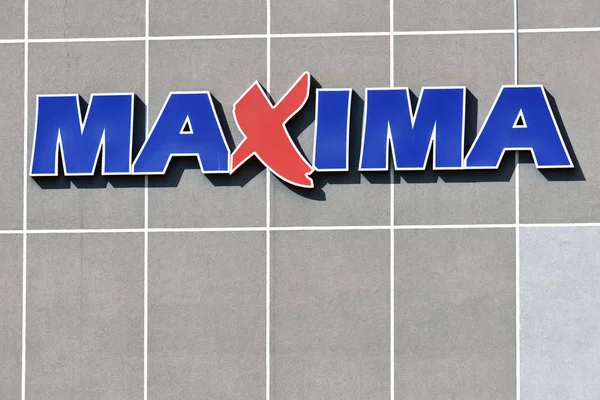 Maxima store logo on the wall in Vilnius — Stock Photo, Image