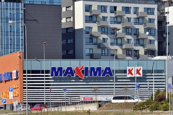 Logotipo de la tienda Máxima en la pared de Vilna — Foto de Stock