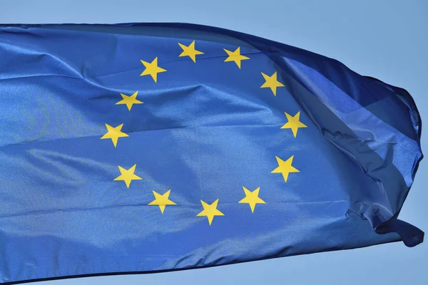 Europäische Flagge weht — Stockfoto