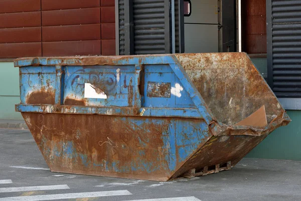 Oude lege industriële afval-Bin — Stockfoto