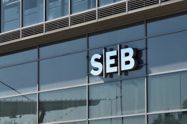 Seb Bankası logo üstünde belgili tanımlık duvar
