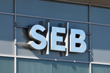 Seb Bankası logo üstünde belgili tanımlık duvar
