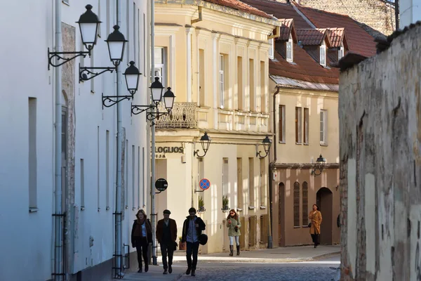 Persone nel centro storico di Vilnius — Foto Stock