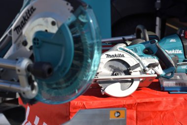 Profesyonel elektrik Makita araçları ve logosu