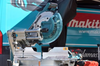 Profesyonel elektrik Makita araçları ve logosu