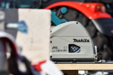 Profesyonel elektrik Makita araçları ve logosu 