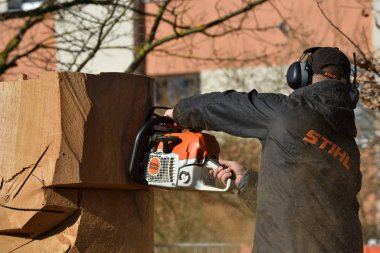 Adam kesme ahşap Stihl chainsaw ile