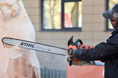 Adam kesme ahşap Stihl chainsaw ile
