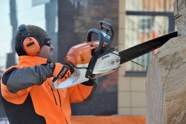 Adam kesme ahşap Stihl chainsaw ile