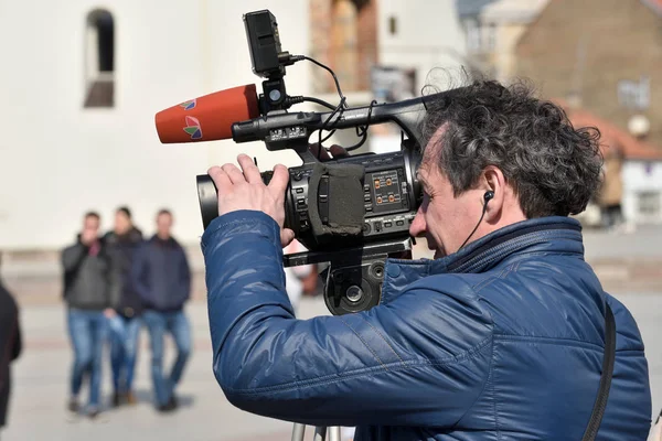 TV camera man in Vilnius Old Town — Stock Photo, Image