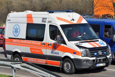 Vilnius sokakta ambulans araba