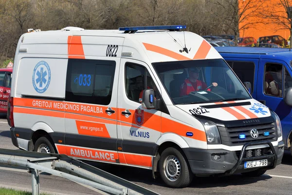 Ambulance auto op straat van Vilnius — Stockfoto