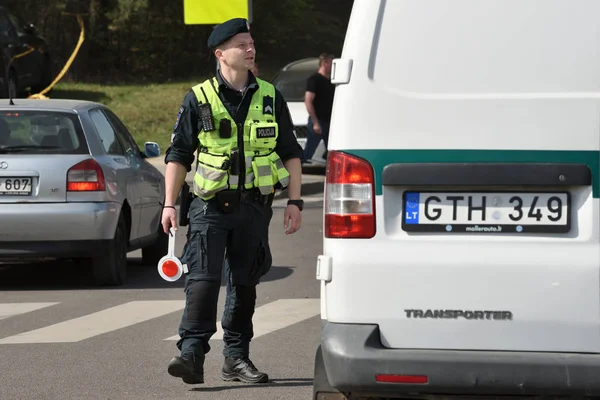 Oficial de policía en la ciudad de Vilna — Foto de Stock