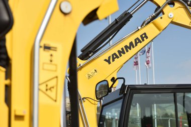 Yanmar ekskavatör ve logosu