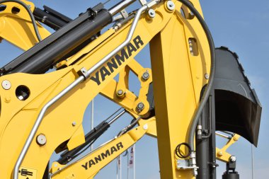 Yanmar ekskavatör ve logosu