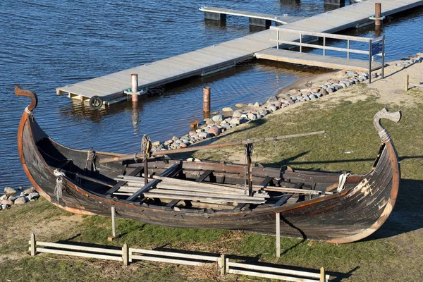 Viking boot op de kust — Stockfoto