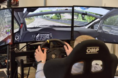 Bir araba ralli yarışı oynayan oyuncu