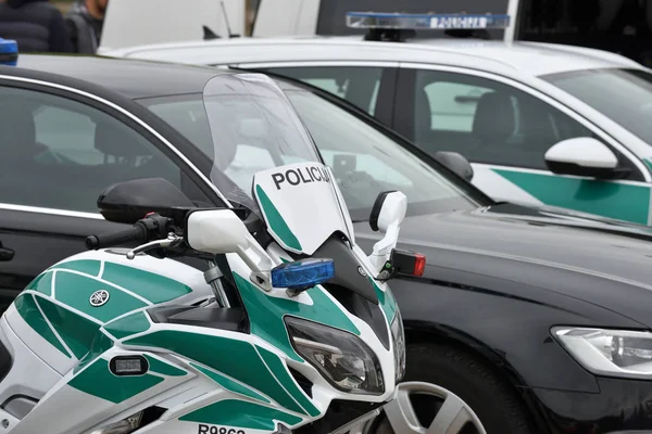 Coches de policía y motocicleta — Foto de Stock