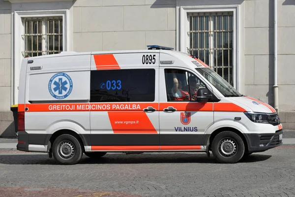 Ambulance auto op straat van Vilnius — Stockfoto