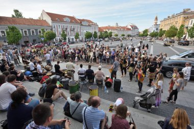 Müzisyenler Sokak Müzik Günü'nde davul ve dans çalıyor