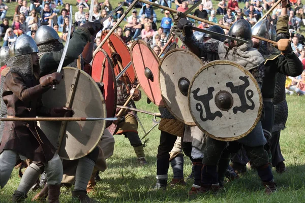 Middeleeuwse gevechten op het internationale festival van experimentele Archeo — Stockfoto