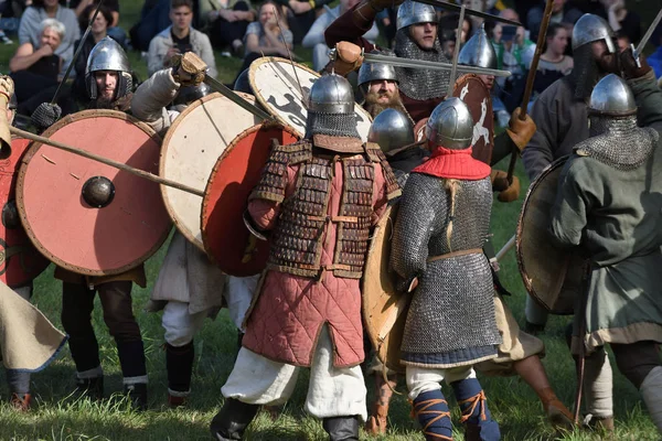 Medieval fights at International Festival of Experimental Archeo — Stock Photo, Image