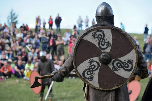 Medieval fights at International Festival of Experimental Archeo — Stock Photo, Image