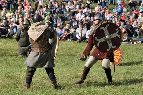 Medieval fights at International Festival of Experimental Archeo — Stock Photo, Image