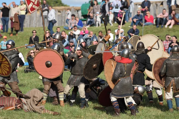 Medieval fights at International Festival of Experimental Archeo — Stock Photo, Image