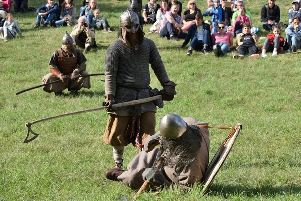 Medieval fights at International Festival of Experimental Archeo — Stock Photo, Image