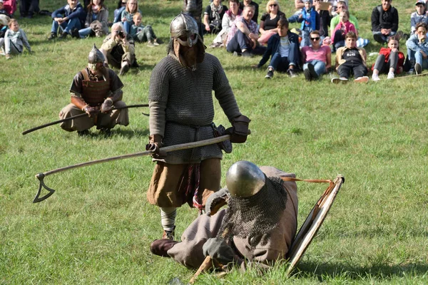 Peleas medievales en el Festival Internacional de Arqueología Experimental — Foto de Stock