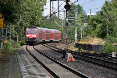 Bonn-Beuel Tren İstasyonu'nda kırmızı lokomotif tren