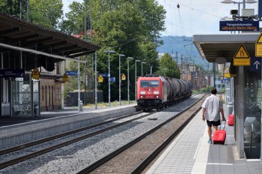 Bonn-Beuel Tren İstasyonu'nda kırmızı lokomotif tren