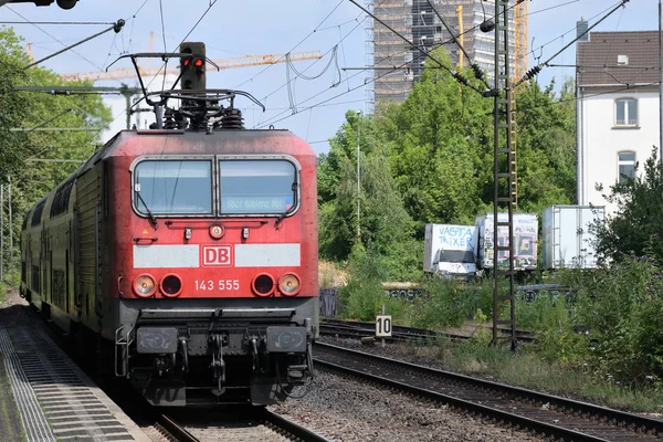 Pociąg lokomotywy czerwonej na dworcu kolejowym Bonn-Beuel — Zdjęcie stockowe
