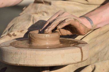 Çömlekçilik erkek ceramist bir el yapımı kil ürün oluşturur