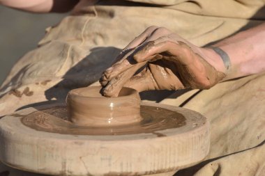 Çömlekçilik erkek ceramist bir el yapımı kil ürün oluşturur