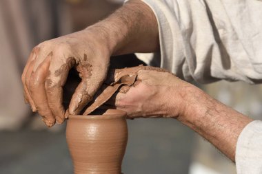Çömlekçilik erkek ceramist bir el yapımı kil ürün oluşturur