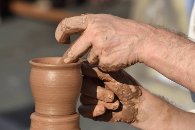 Çömlekçilik erkek ceramist bir el yapımı kil ürün oluşturur