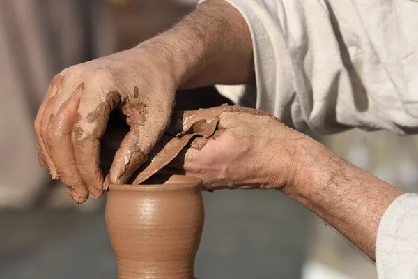 Çömlekçilik erkek ceramist bir el yapımı kil ürün oluşturur
