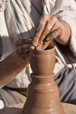 Çömlekçilik erkek ceramist bir el yapımı kil ürün oluşturur