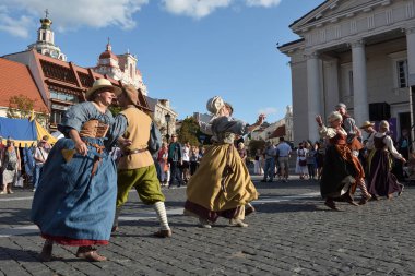 Geleneksel St. Bartholomews Fuarı'nda dans eden insanlar