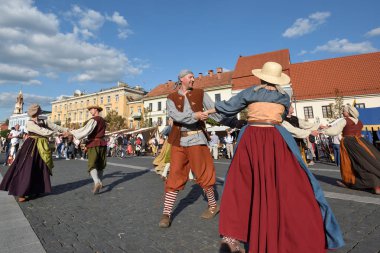 Geleneksel St. Bartholomews Fuarı'nda dans eden insanlar