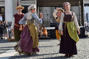 Geleneksel St. Bartholomews Fuarı'nda dans eden insanlar 