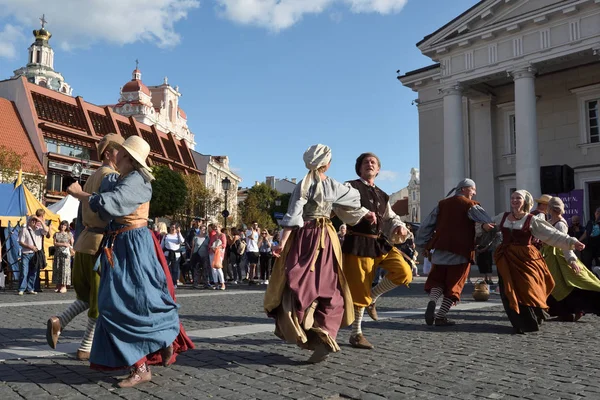 Pessoas dançando na tradicional Feira de São Bartolomeu — Fotografia de Stock