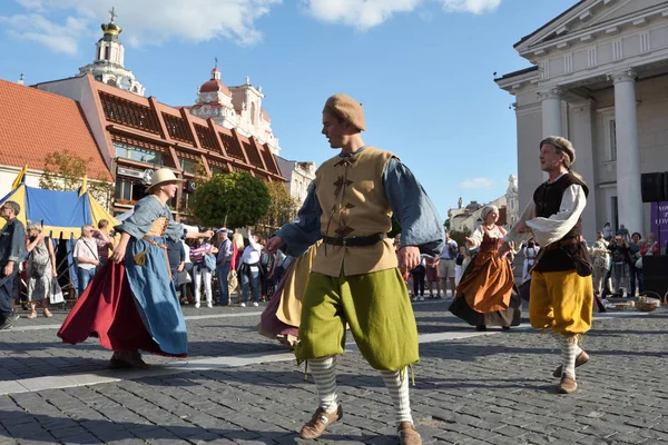 Ludzie tańczą na tradycyjnym St. Bartholomews Fair — Zdjęcie stockowe