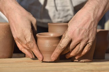 Çömlekçilik erkek ceramist bir el yapımı kil ürün oluşturur