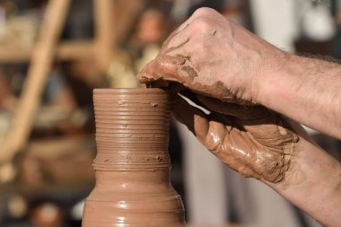 Çömlekçilik erkek ceramist bir el yapımı kil ürün oluşturur